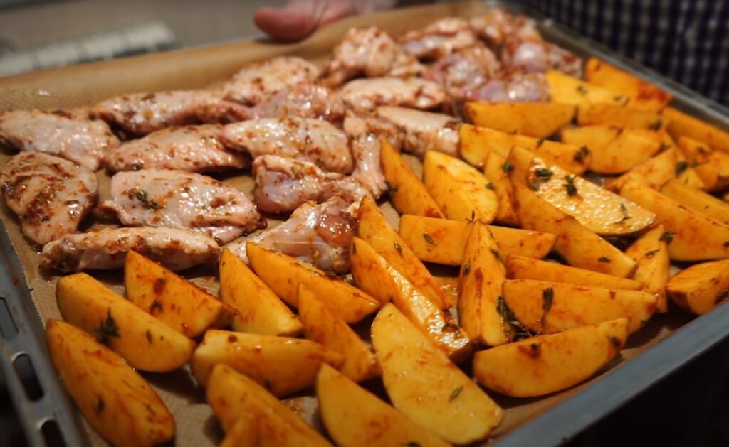 Крылышки с картошкой в духовке: рецепт от Шефмаркет